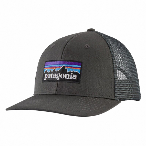 Patagonia P-6 Logo Trucker Hat Forge Grey i gruppen Klær Og Fottøy / Caps Og Annet Hodeplagg / Caps / Trucker Caps hos Sportfiskeprylar.se (38289-FGE-ALL)