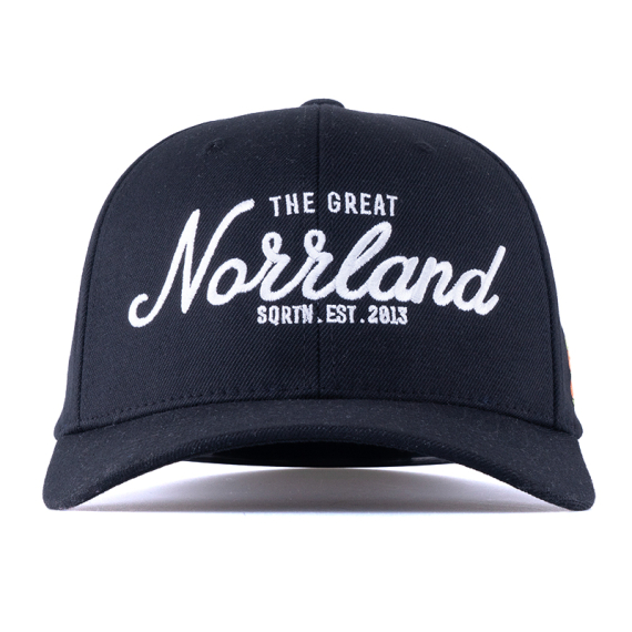 SQRTN Great Norrland 120 Cap Black i gruppen Klær Og Fottøy / Caps Og Annet Hodeplagg / Caps / Caps hos Sportfiskeprylar.se (CAP-075-OSFA)