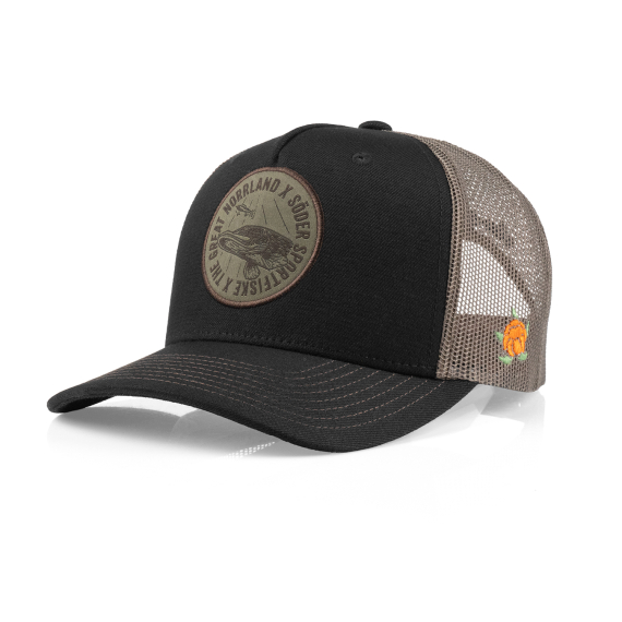 SQRTN x Söder Sportfiske Lurking Pike Trucker, Black i gruppen Klær Og Fottøy / Caps Og Annet Hodeplagg / Caps / Trucker Caps hos Sportfiskeprylar.se (SQSS-004-OSFA)