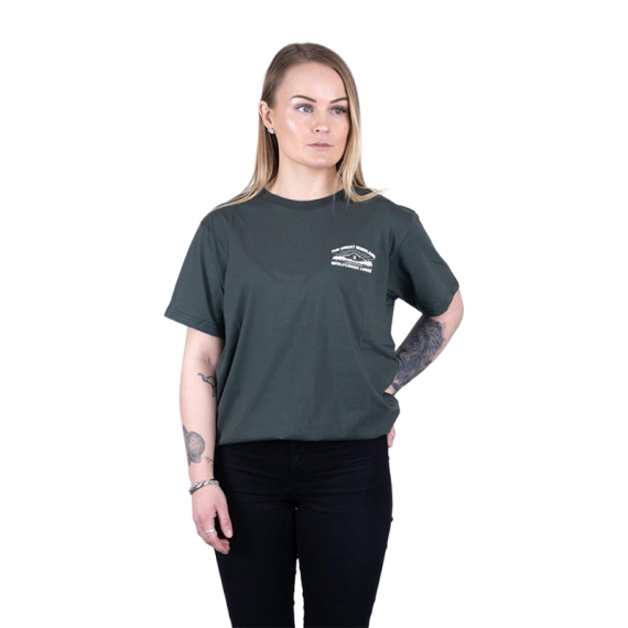 SQRTN X Wolfcreek Lures Tee, Olive i gruppen Klær Og Fottøy / Klær / T-Skjorte hos Sportfiskeprylar.se (SQWC-002-Sr)