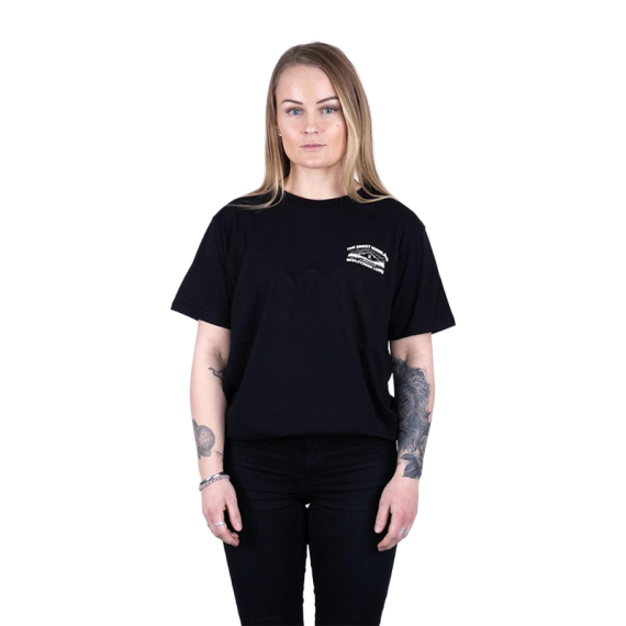 SQRTN X Wolfcreek Lures Tee, Black i gruppen Klær Og Fottøy / Klær / T-Skjorte hos Sportfiskeprylar.se (SQWC-003-Sr)