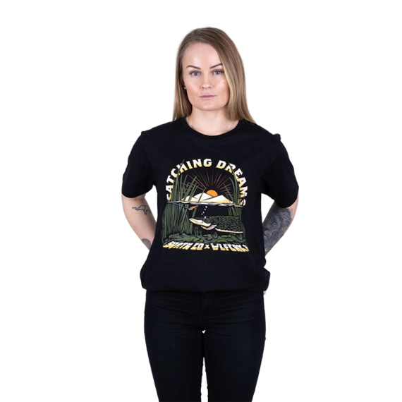 SQRTN X Wolfcreek Lures Dreams Tee, Black i gruppen Klær Og Fottøy / Klær / T-Skjorte hos Sportfiskeprylar.se (SQWC-004-Sr)