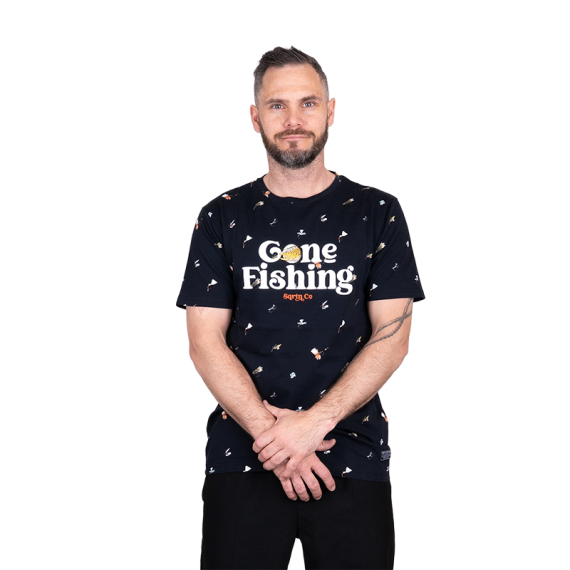SQRTN Gone Fishing T-shirt Dryfly Black i gruppen Klær Og Fottøy / Klær / T-Skjorte hos Sportfiskeprylar.se (TEE-533-Sr)